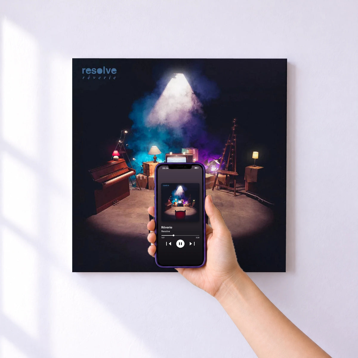 Affiche connectée Rêverie de Resolve au mur : l'album se lance en approchant le téléphone
