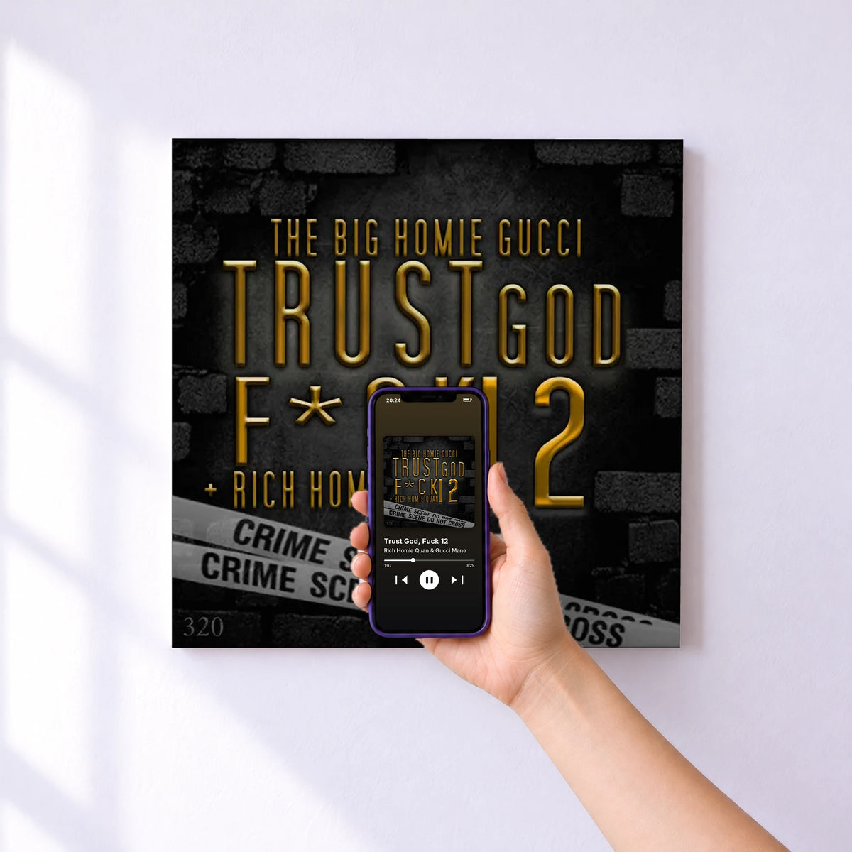 Affiche connectée Trust God, Fuck 12 de Rich Homie Quan & Gucci Mane au mur : l'album se lance en approchant le téléphone