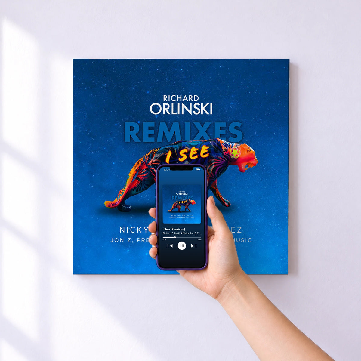 Affiche connectée I See (Remixes) de Richard Orlinski & Nicky Jam & Tory Lanez au mur : l'album se lance en approchant le téléphone