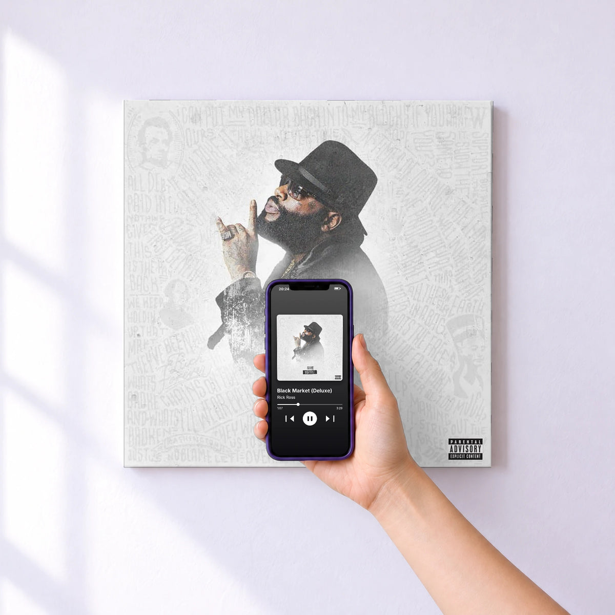 Affiche connectée Black Market (Deluxe) de Rick Ross au mur : l'album se lance en approchant le téléphone