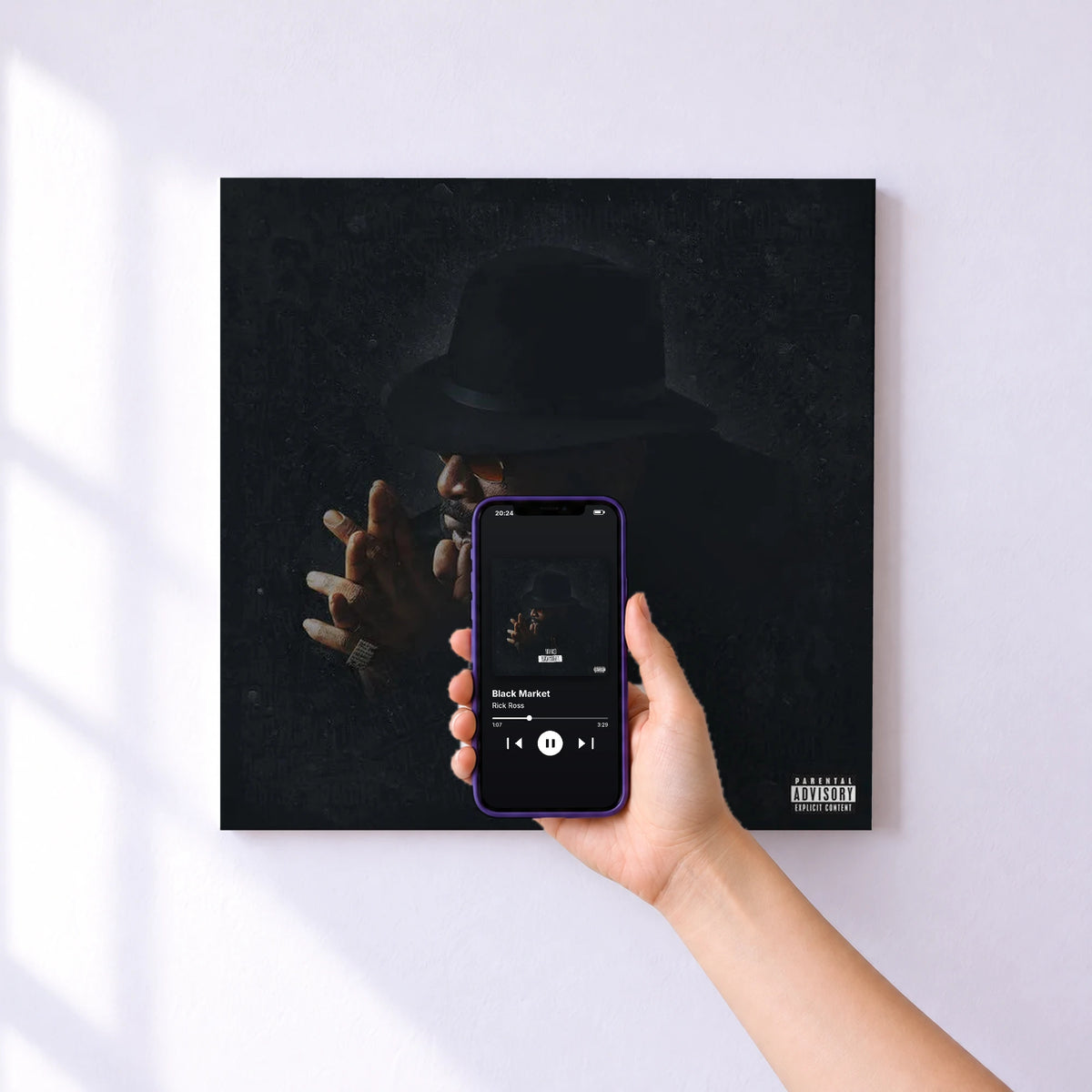 Affiche connectée Black Market de Rick Ross au mur : l'album se lance en approchant le téléphone