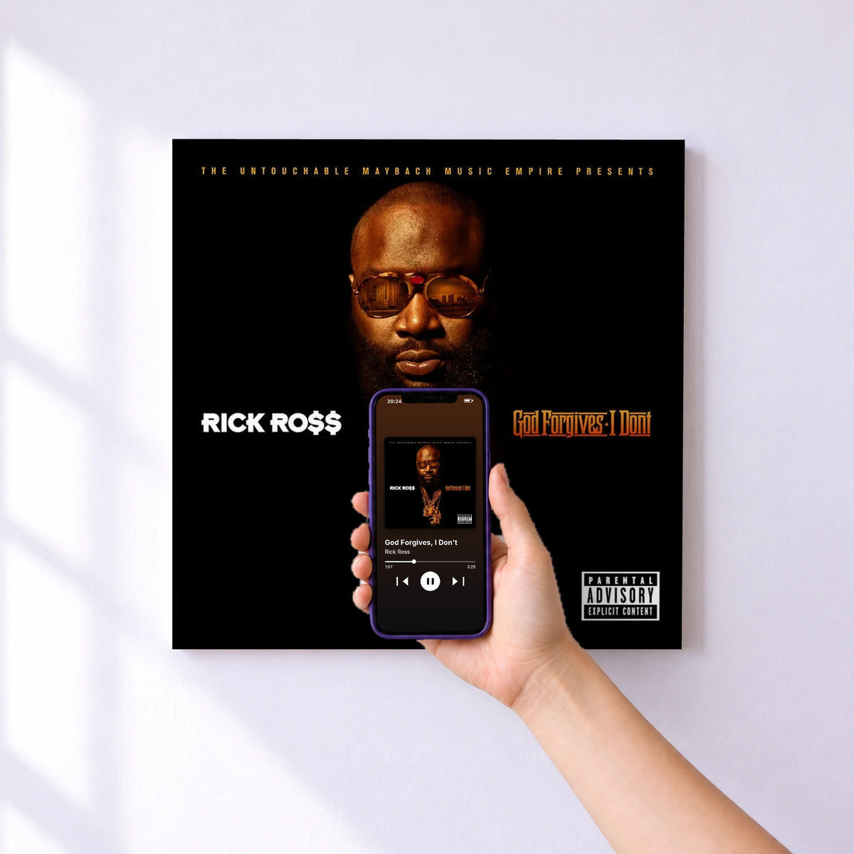 Affiche connectée God Forgives, I Don't de Rick Ross au mur : l'album se lance en approchant le téléphone