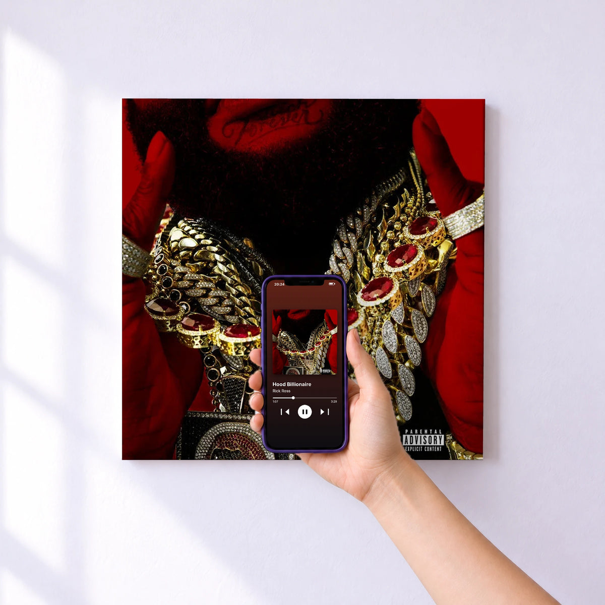 Affiche connectée Hood Billionaire de Rick Ross au mur : l'album se lance en approchant le téléphone