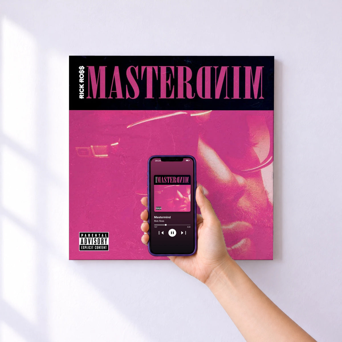 Affiche connectée Mastermind de Rick Ross au mur : l'album se lance en approchant le téléphone