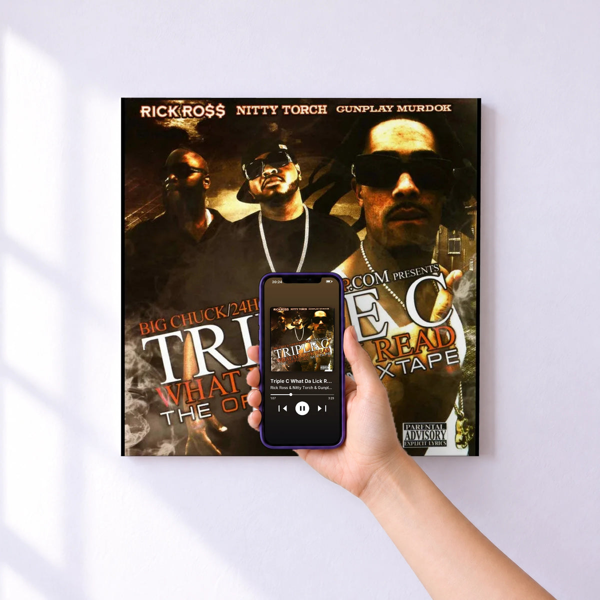 Affiche connectée Triple C What Da Lick Read de Rick Ross & Nitty Torch & Gunplay Murdok au mur : l'album se lance en approchant le téléphone