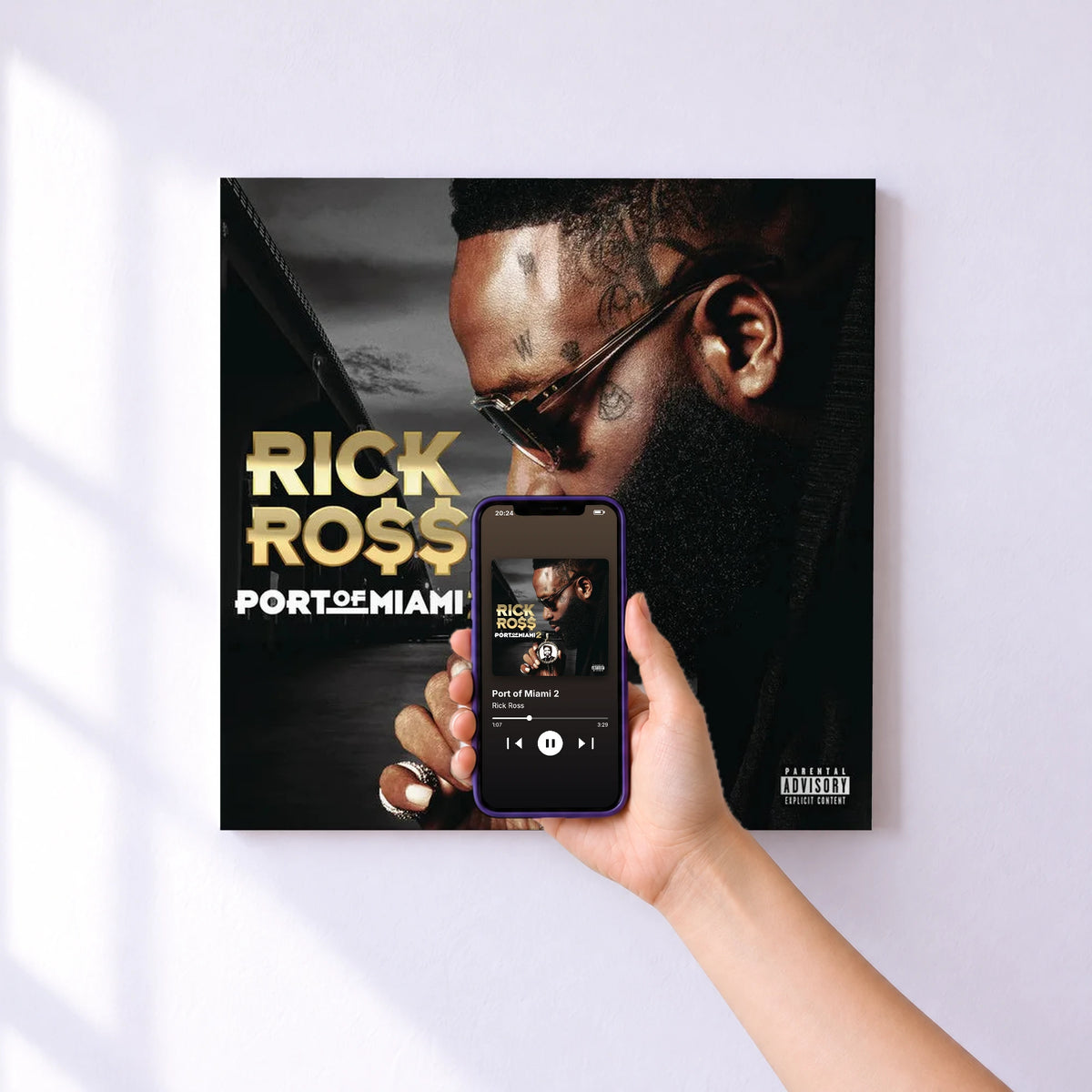 Affiche connectée Port of Miami 2 de Rick Ross au mur : l'album se lance en approchant le téléphone