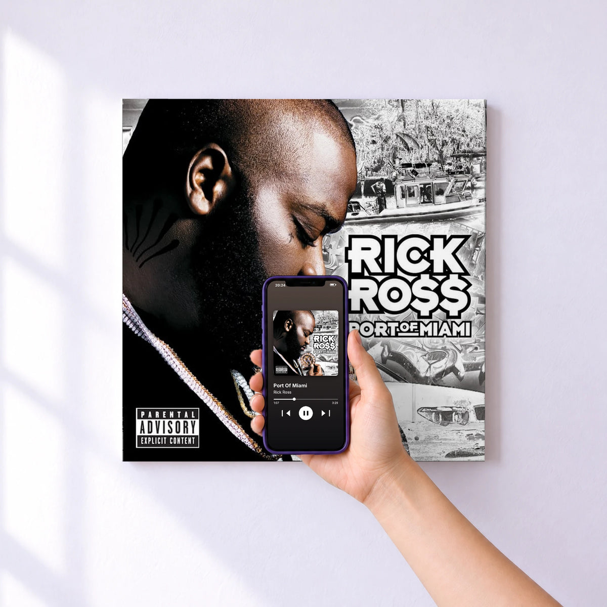 Affiche connectée Port Of Miami de Rick Ross au mur : l'album se lance en approchant le téléphone
