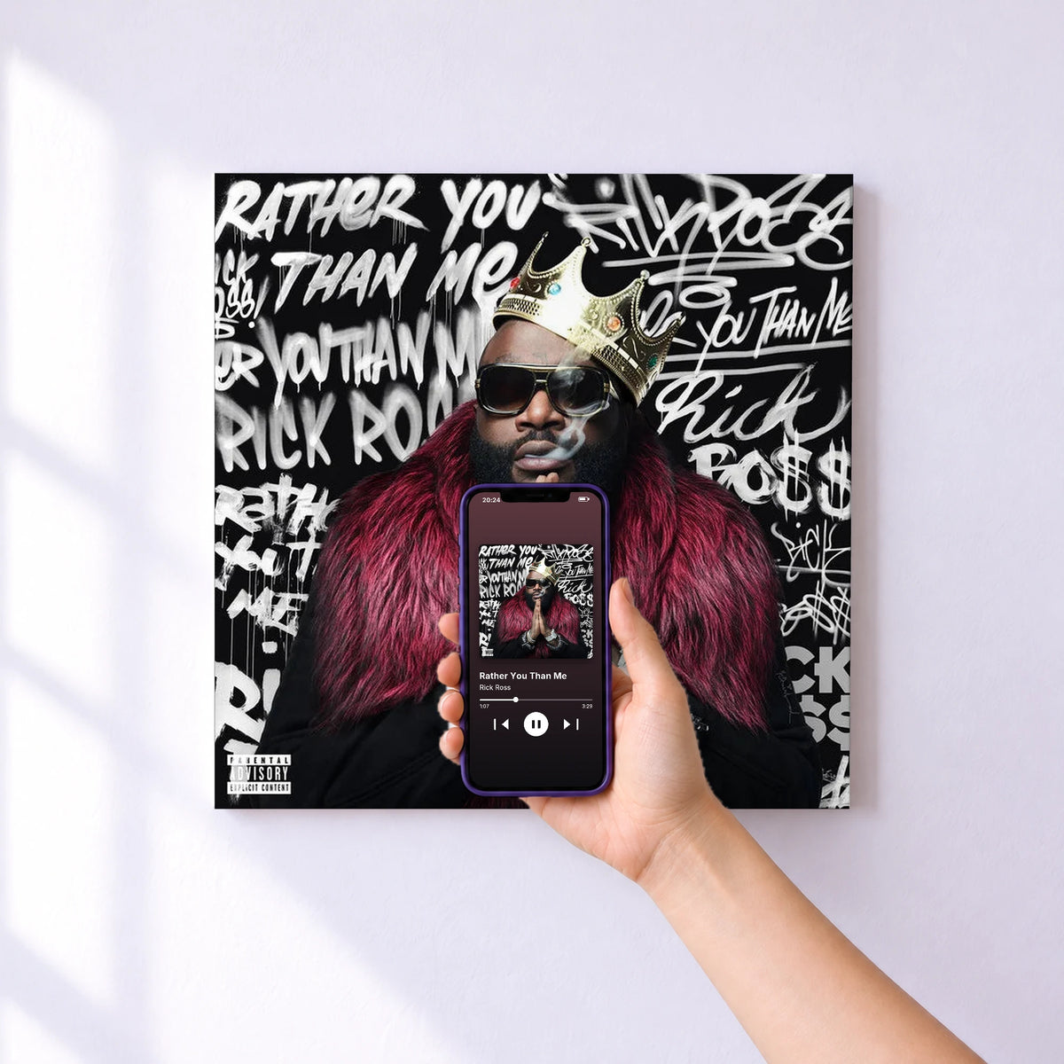 Affiche connectée Rather You Than Me de Rick Ross au mur : l'album se lance en approchant le téléphone