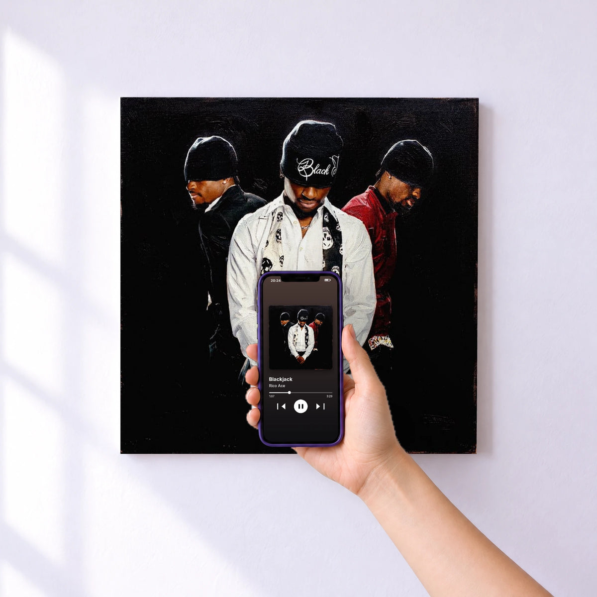 Affiche connectée Blackjack de Rico Ace au mur : l'album se lance en approchant le téléphone