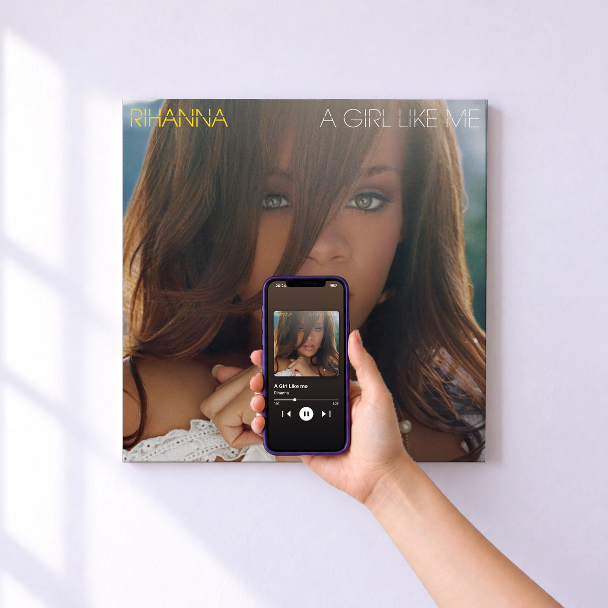 Affiche connectée A Girl Like me de Rihanna au mur : l'album se lance en approchant le téléphone