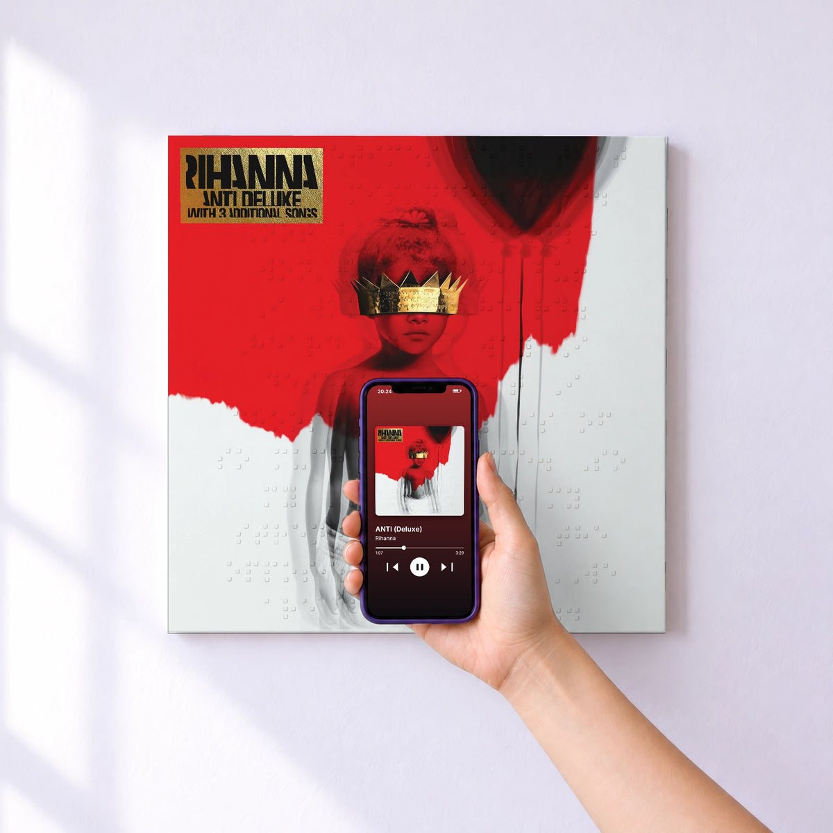 Affiche connectée ANTI (Deluxe) de Rihanna au mur : l'album se lance en approchant le téléphone