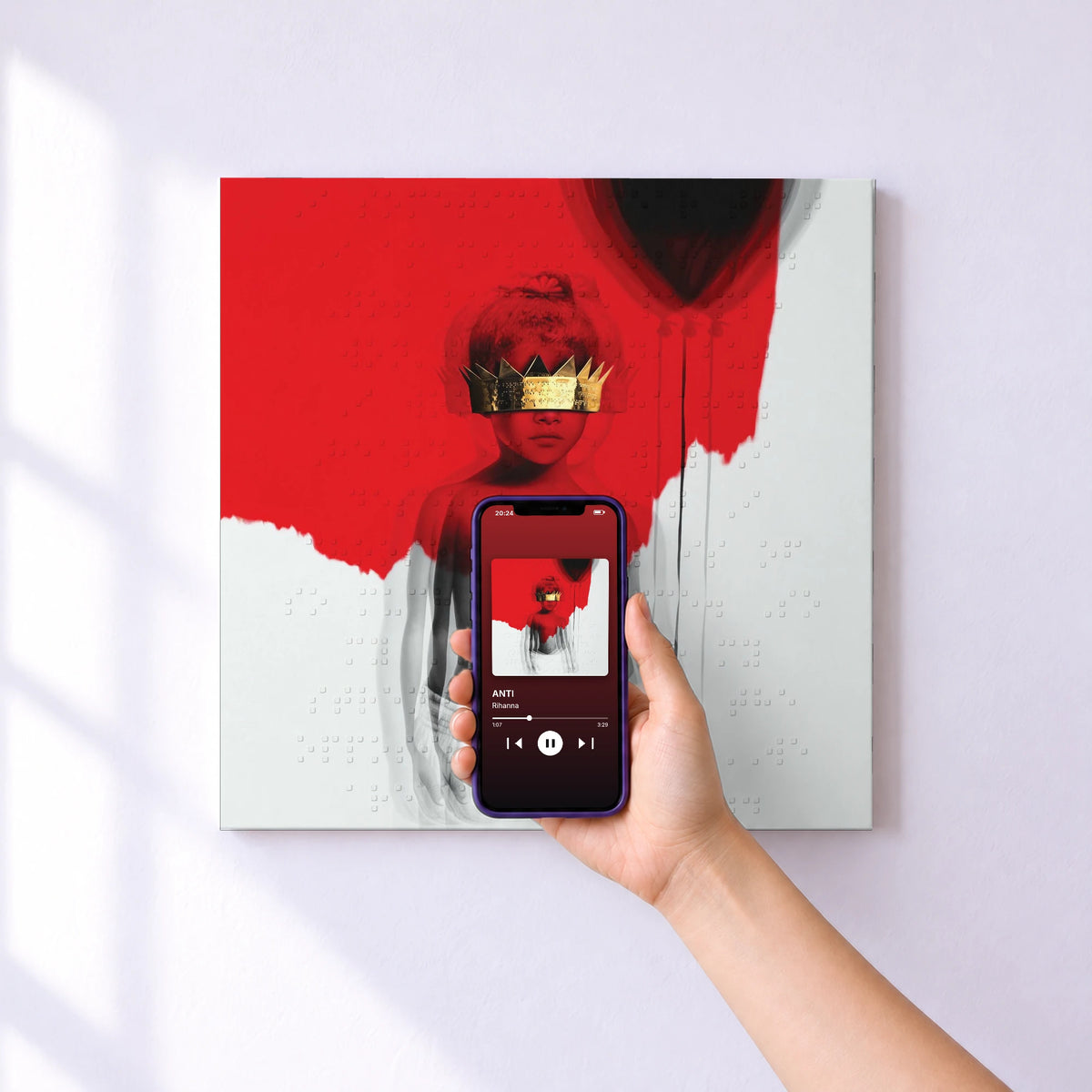 Affiche connectée ANTI de Rihanna au mur : l'album se lance en approchant le téléphone