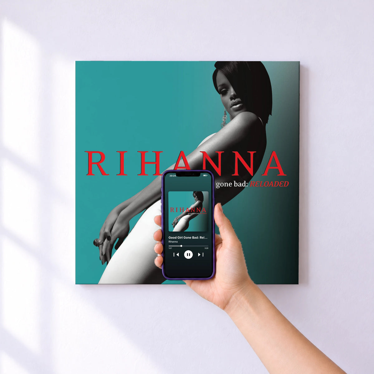 Affiche connectée Good Girl Gone Bad: Reloaded de Rihanna au mur : l'album se lance en approchant le téléphone