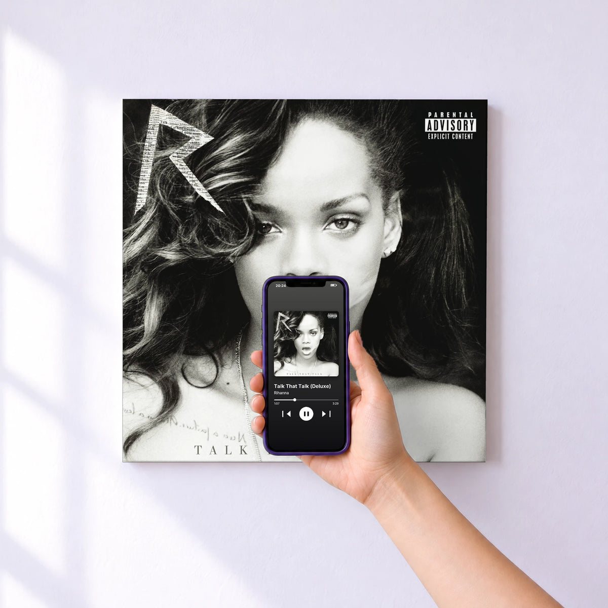 Affiche connectée Talk That Talk (Deluxe) de Rihanna au mur : l'album se lance en approchant le téléphone