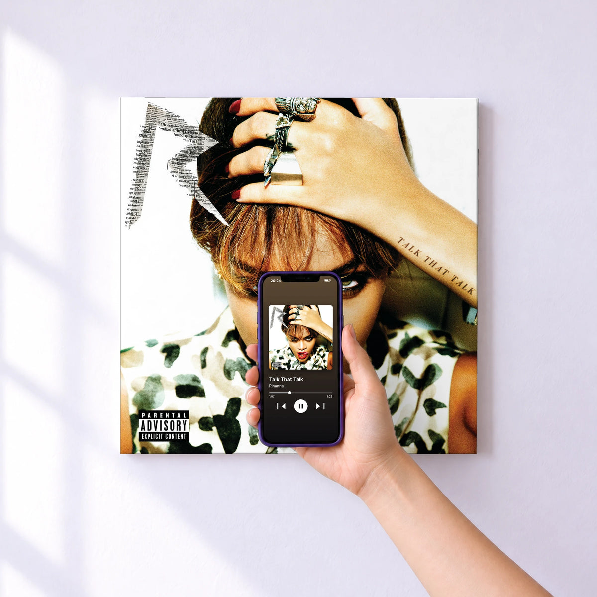Affiche connectée Talk That Talk de Rihanna au mur : l'album se lance en approchant le téléphone