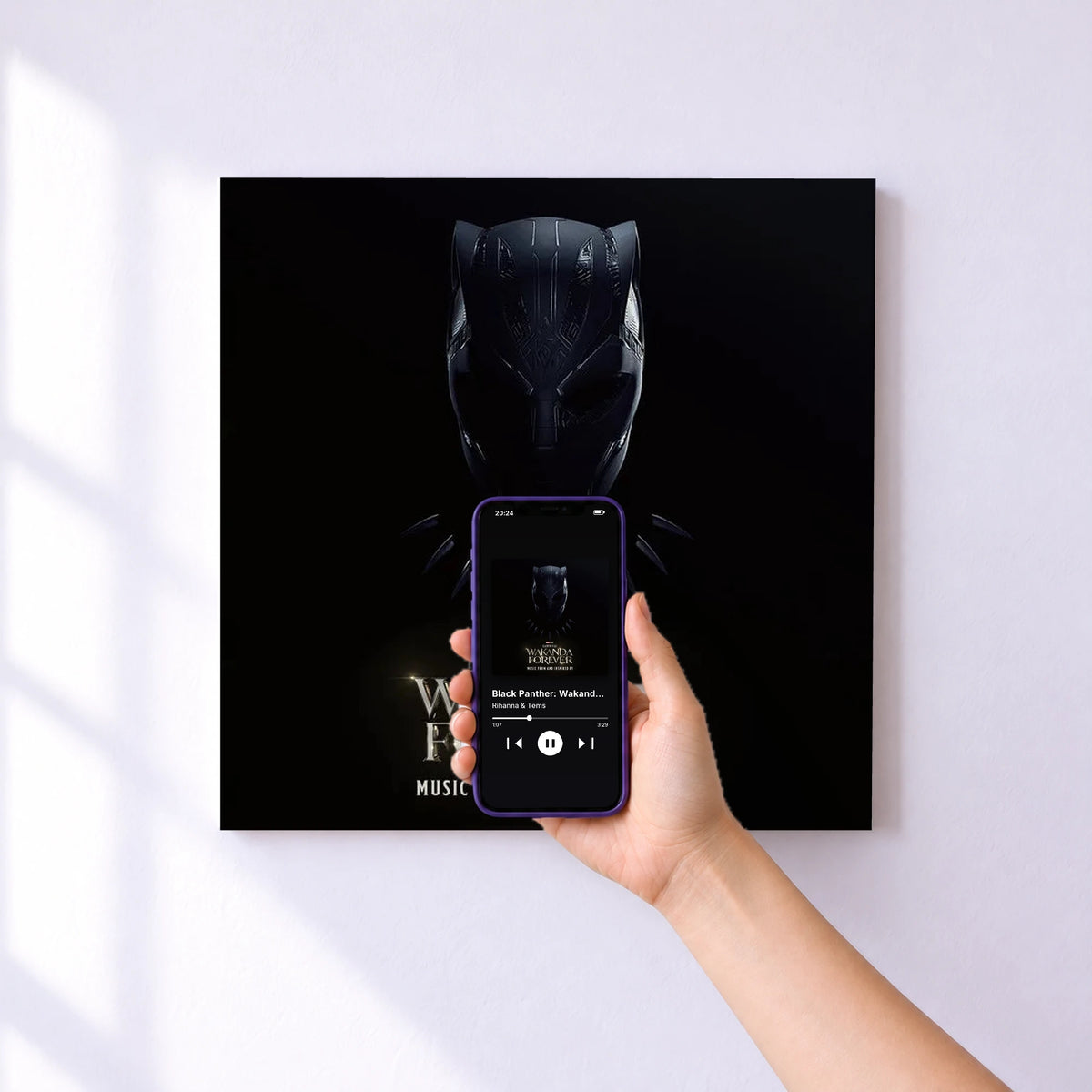 Affiche connectée Black Panther: Wakanda Forever - Music From and Inspired By de Rihanna & Tems au mur : l'album se lance en approchant le téléphone