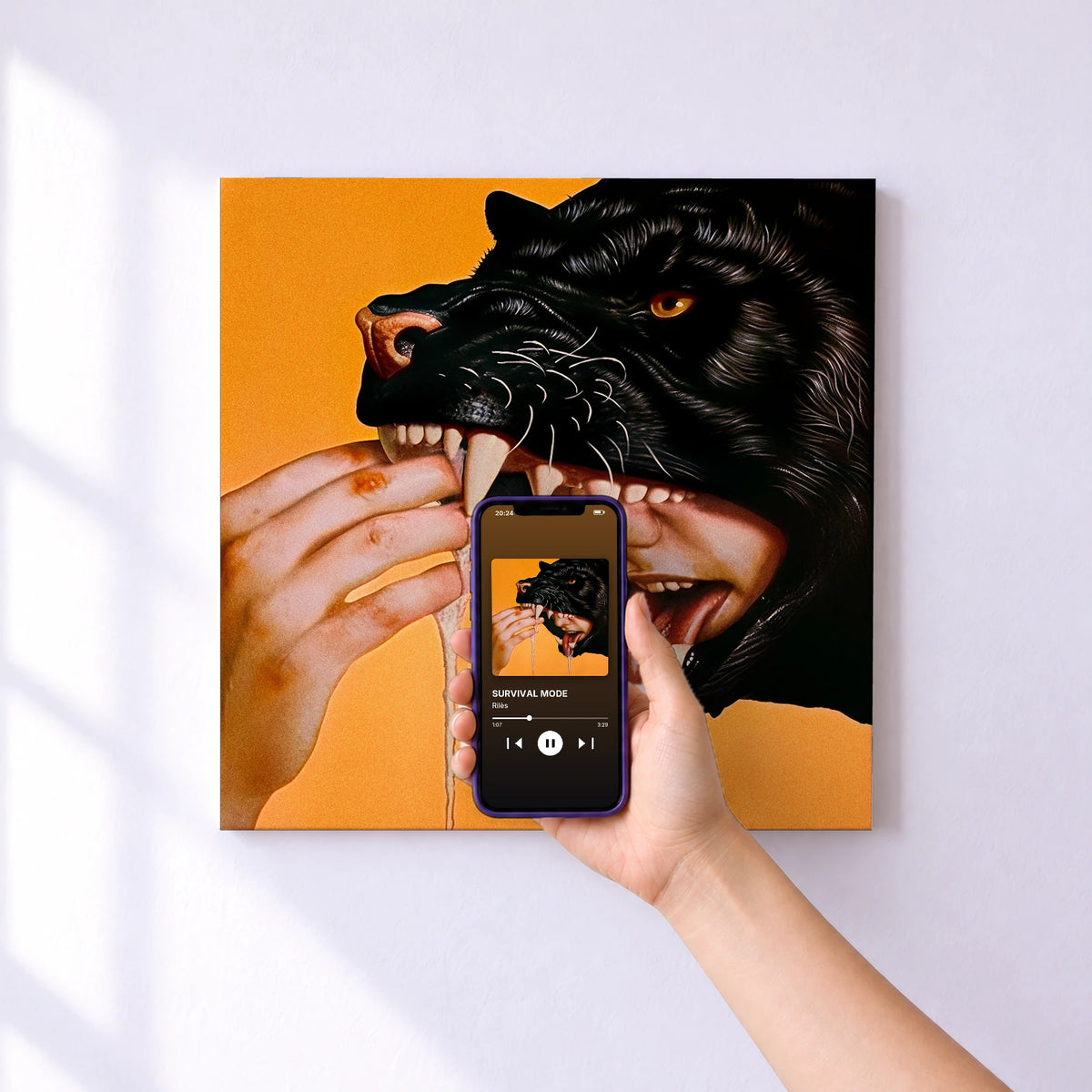 Affiche connectée SURVIVAL MODE de Rilès au mur : l'album se lance en approchant le téléphone