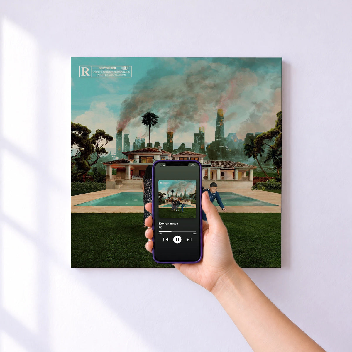 Affiche connectée 100 rancunes de RK au mur : l'album se lance en approchant le téléphone