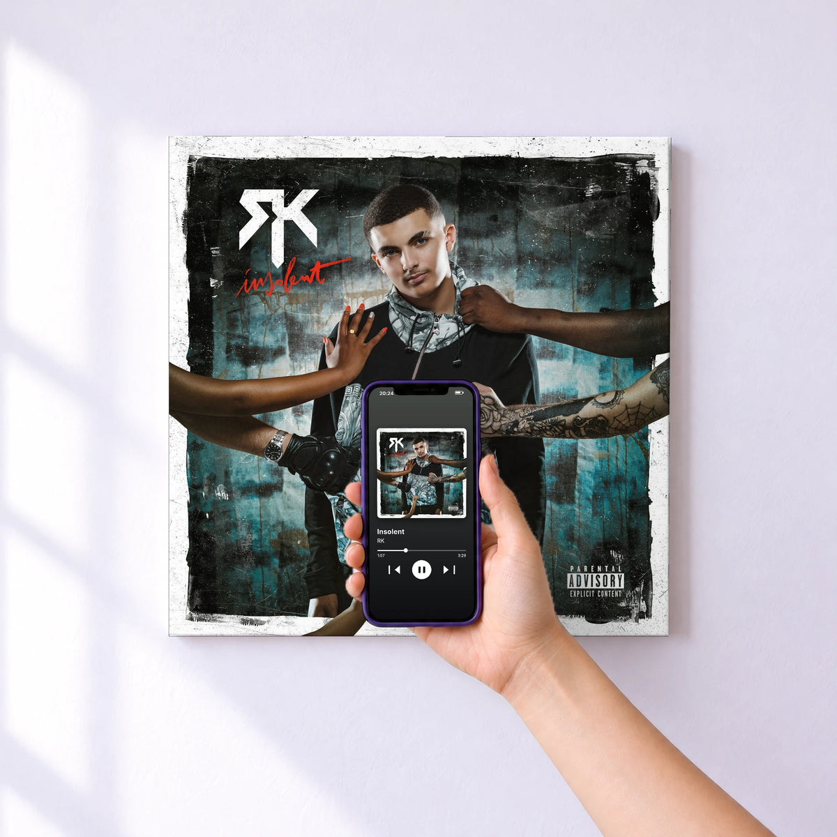 Affiche connectée Insolent de RK au mur : l'album se lance en approchant le téléphone