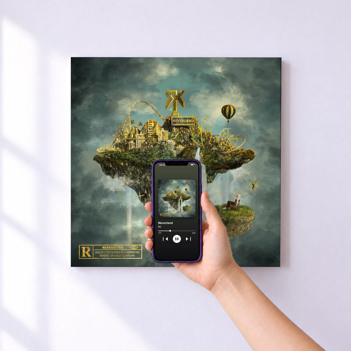 Affiche connectée Neverland de RK au mur : l'album se lance en approchant le téléphone