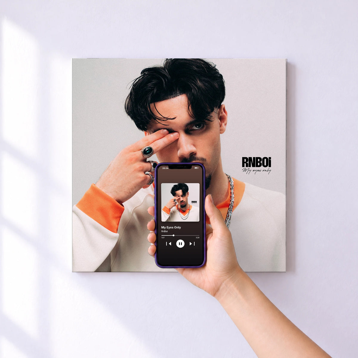 Affiche connectée My Eyes Only de RnBoi au mur : l'album se lance en approchant le téléphone