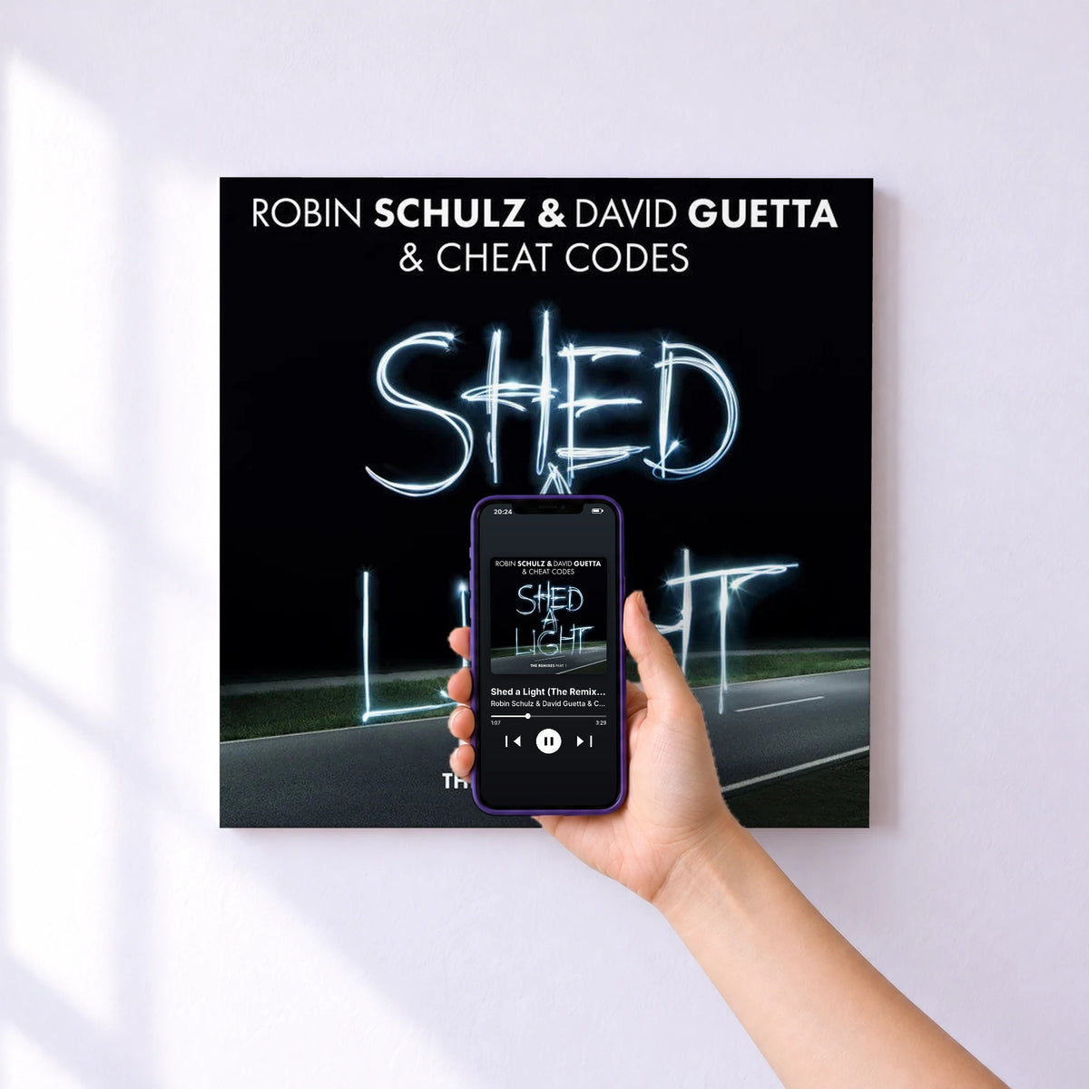 Affiche connectée Shed a Light (The Remixes Part 1) de Robin Schulz & David Guetta & Cheat Codes au mur : l'album se lance en approchant le téléphone