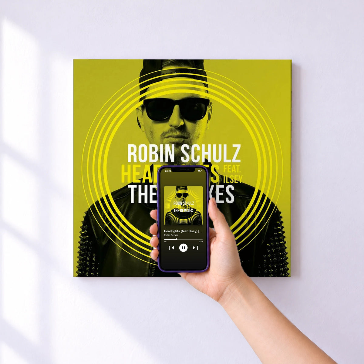 Affiche connectée Headlights (feat. Ilsey) [The Remixes] de Robin Schulz au mur : l'album se lance en approchant le téléphone