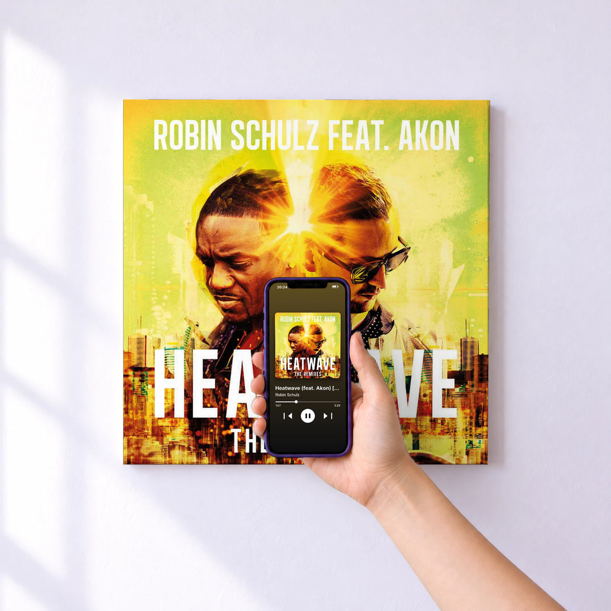 Affiche connectée Heatwave (feat. Akon) [The Remixes] de Robin Schulz au mur : l'album se lance en approchant le téléphone