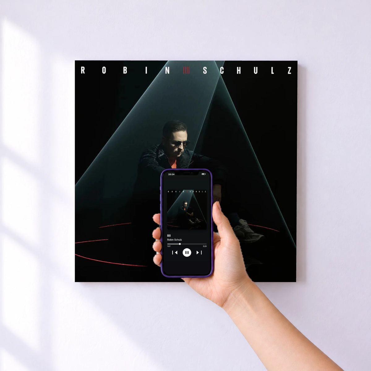 Affiche connectée IIII de Robin Schulz au mur : l'album se lance en approchant le téléphone