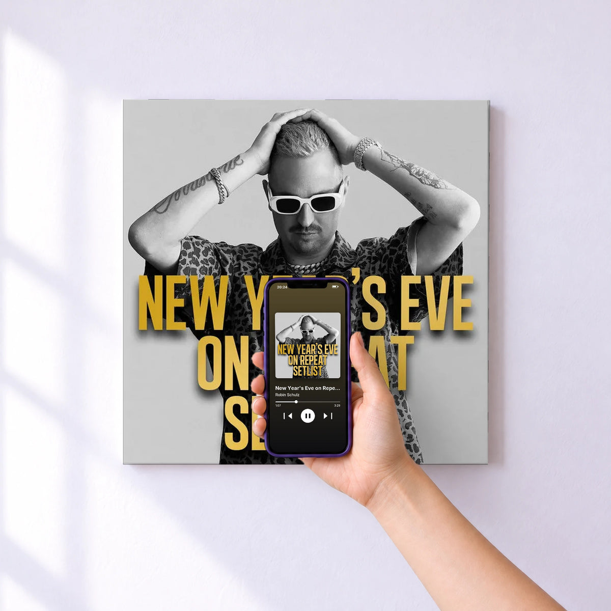 Affiche connectée New Year's Eve on Repeat Setlist de Robin Schulz au mur : l'album se lance en approchant le téléphone