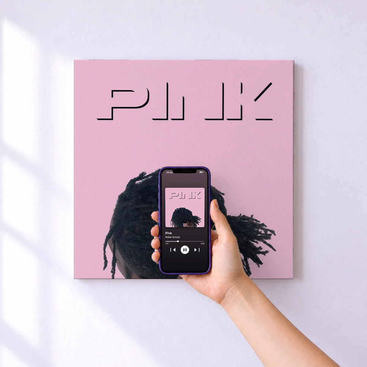 Affiche connectée Pink de Robin Schulz au mur : l'album se lance en approchant le téléphone