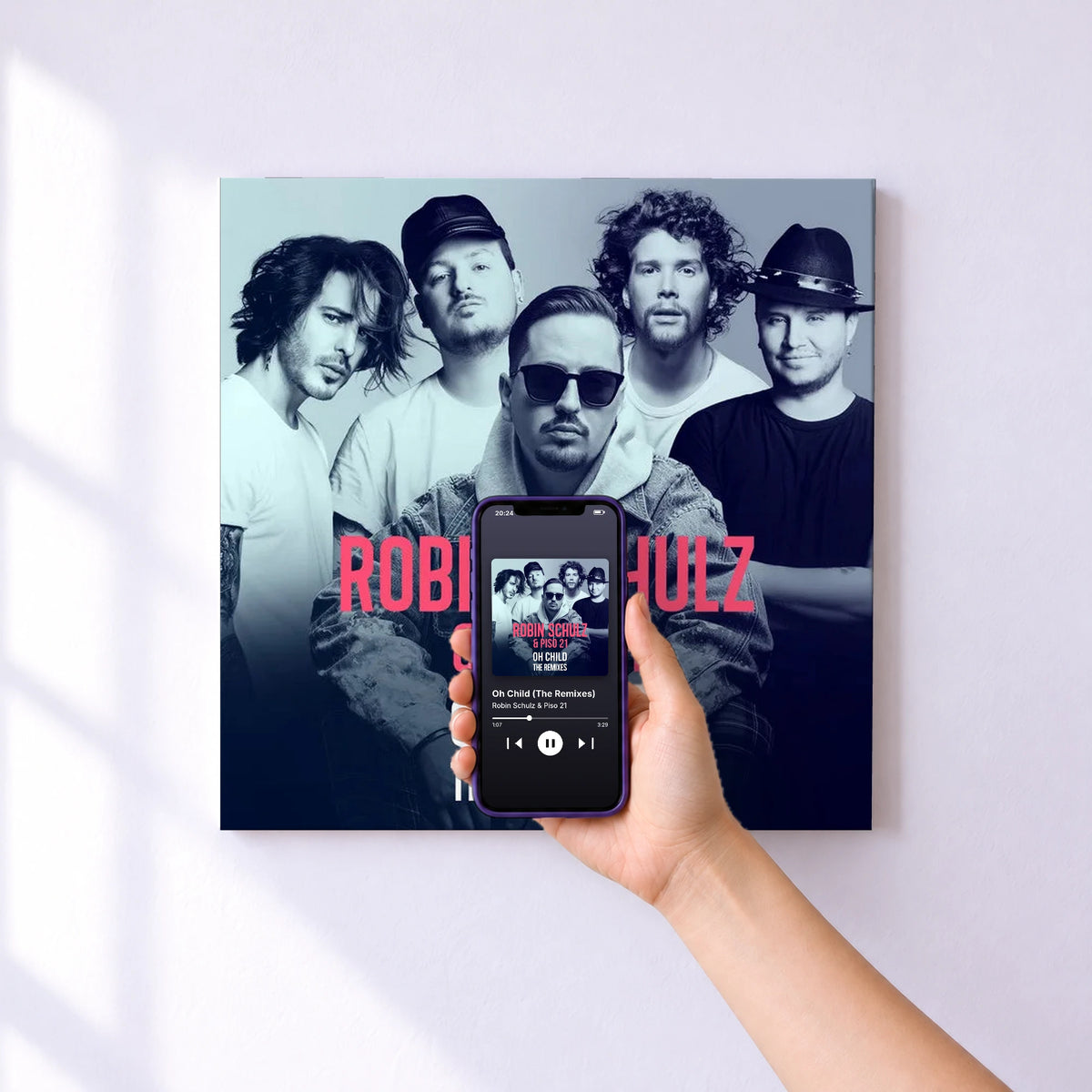 Affiche connectée Oh Child (The Remixes) de Robin Schulz & Piso 21 au mur : l'album se lance en approchant le téléphone