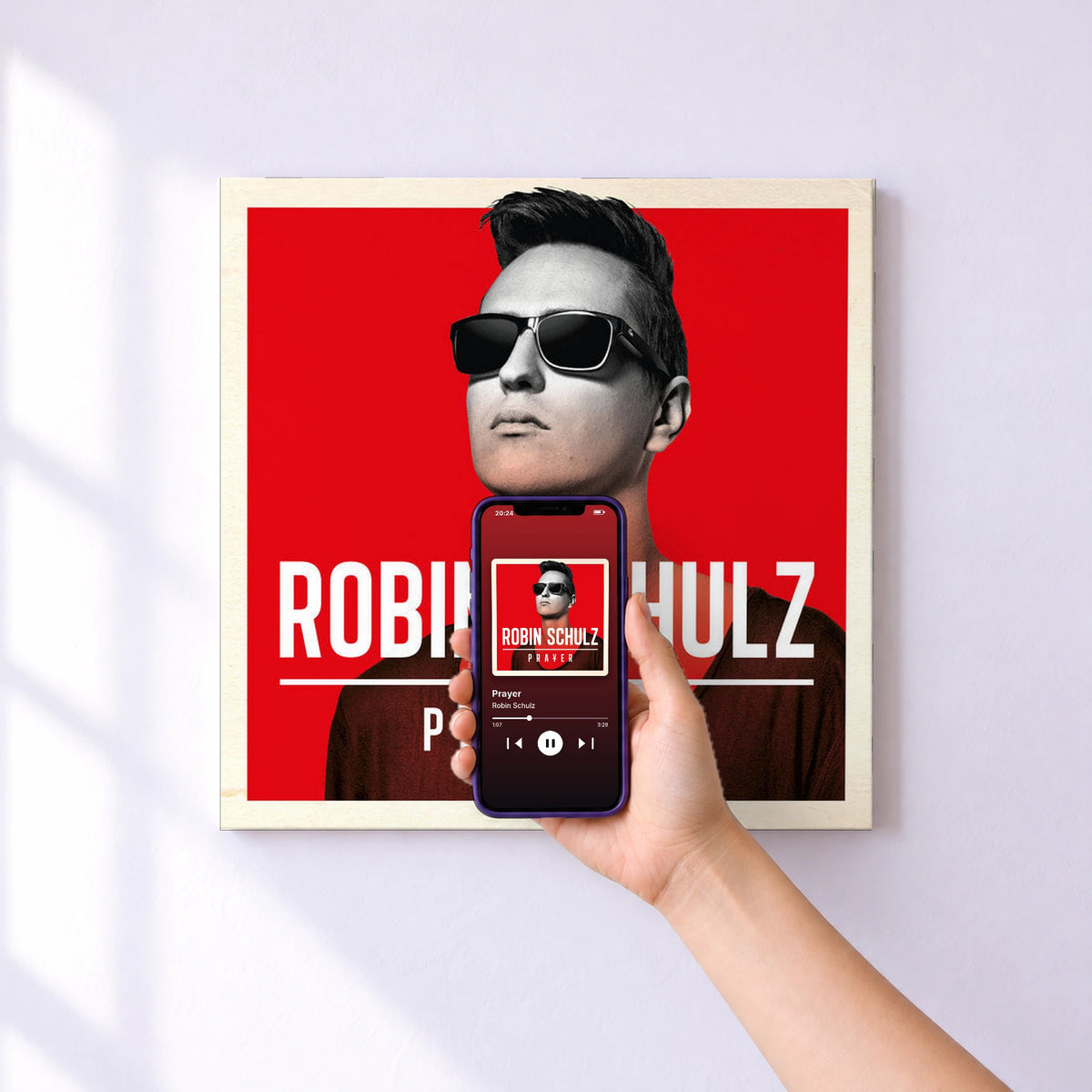 Affiche connectée Prayer de Robin Schulz au mur : l'album se lance en approchant le téléphone