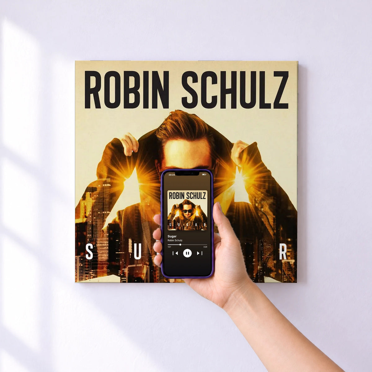 Affiche connectée Sugar de Robin Schulz au mur : l'album se lance en approchant le téléphone