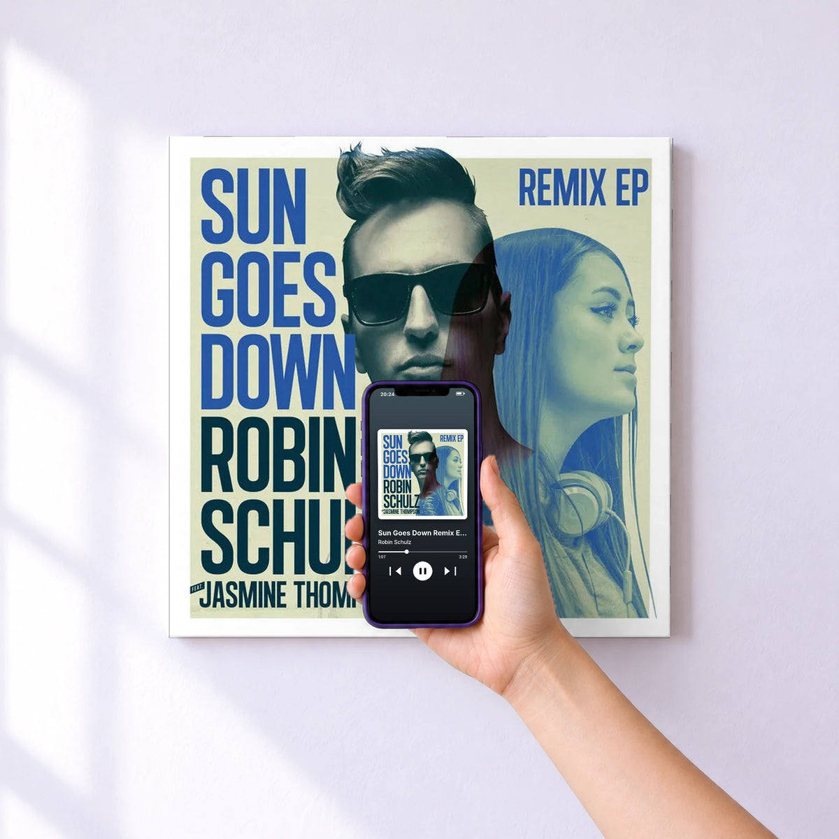 Affiche connectée Sun Goes Down Remix EP (feat. Jasmine Thompson) de Robin Schulz au mur : l'album se lance en approchant le téléphone