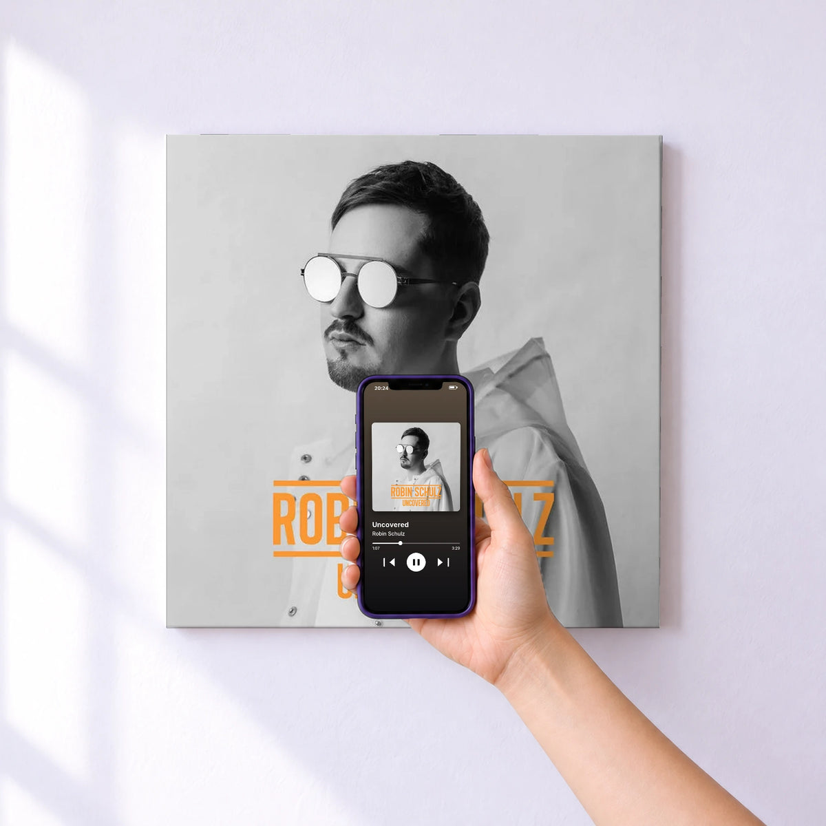 Affiche connectée Uncovered de Robin Schulz au mur : l'album se lance en approchant le téléphone