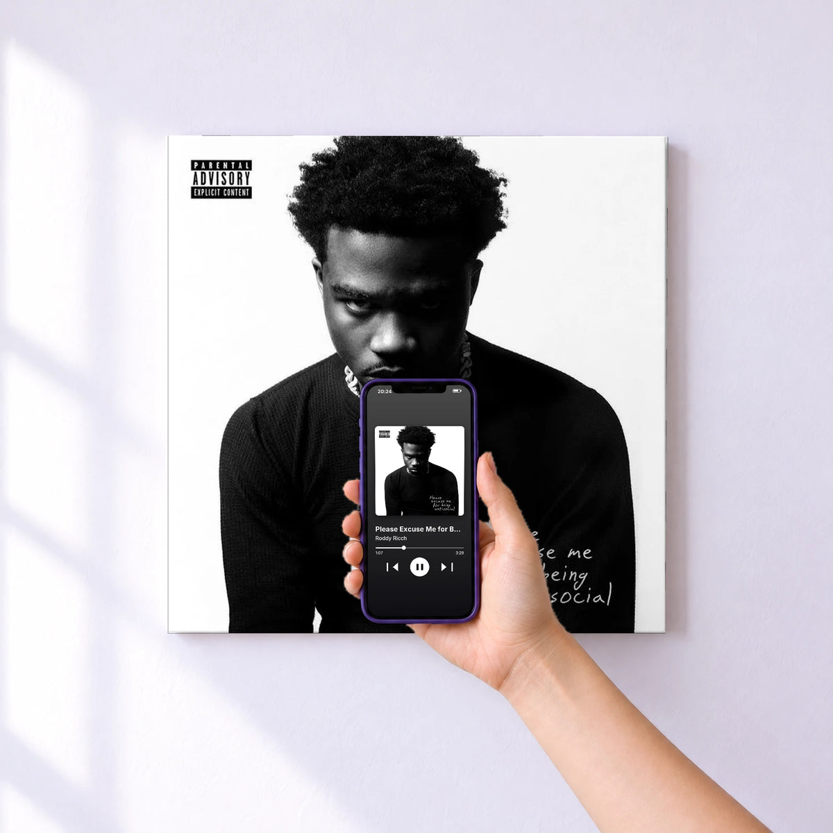 Affiche connectée Please Excuse Me for Being Antisocial de Roddy Ricch au mur : l'album se lance en approchant le téléphone
