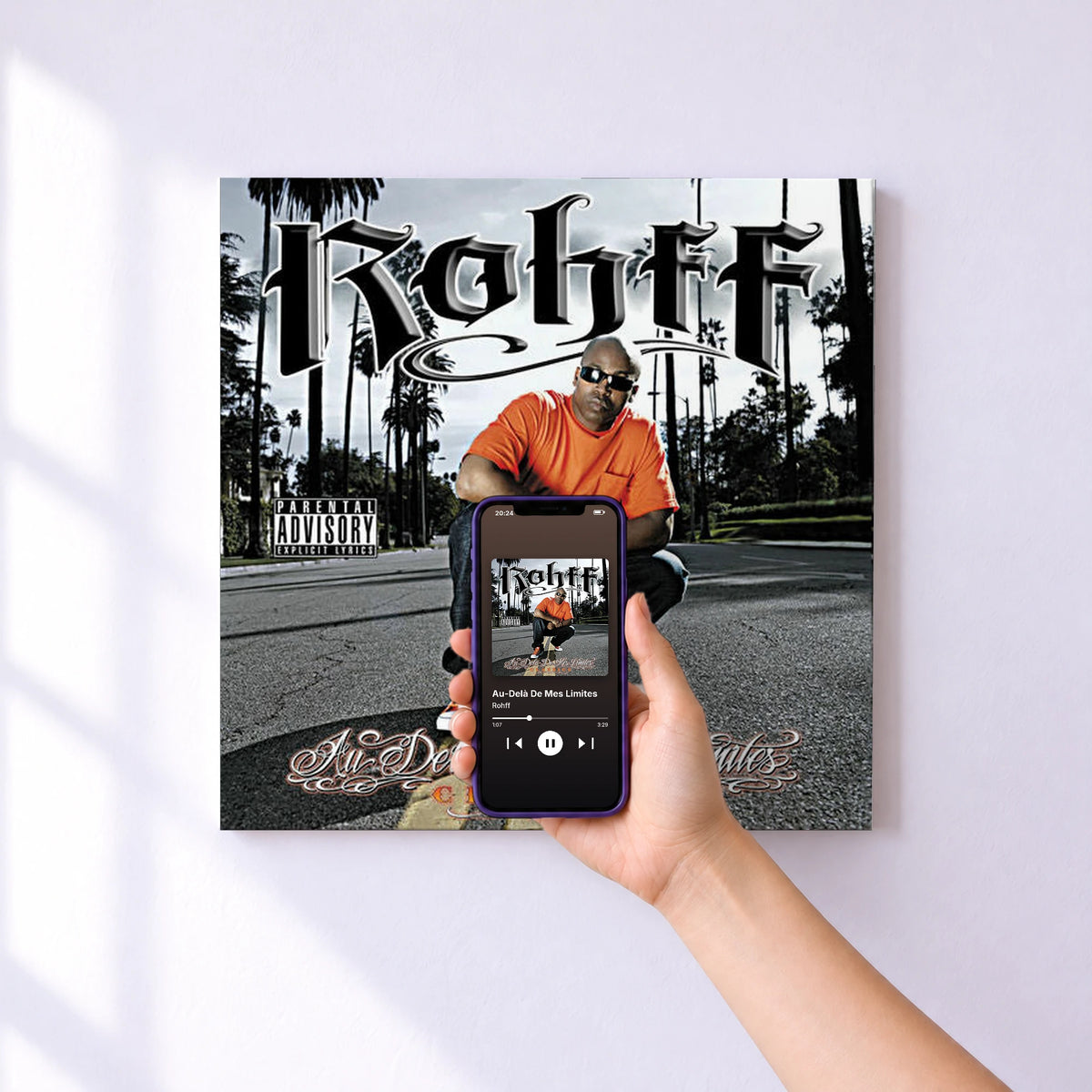 Affiche connectée Au-Delà De Mes Limites de Rohff au mur : l'album se lance en approchant le téléphone