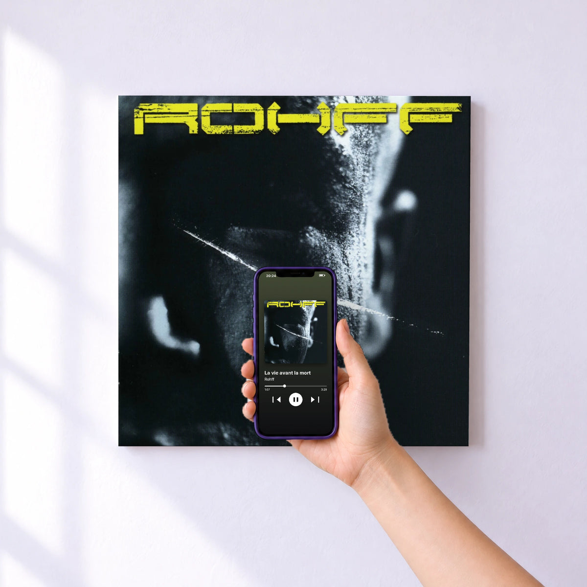 Affiche connectée La vie avant la mort de Rohff au mur : l'album se lance en approchant le téléphone