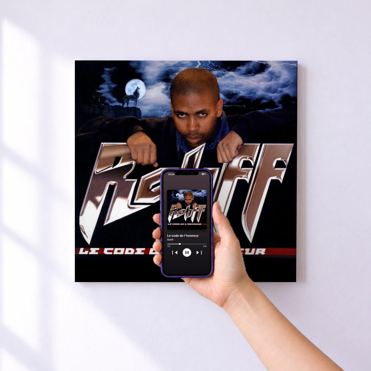 Affiche connectée Le code de l'honneur de Rohff au mur : l'album se lance en approchant le téléphone
