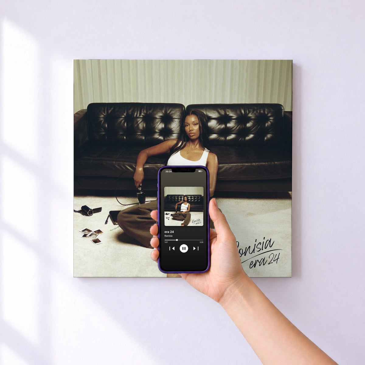Affiche connectée era 24 de Ronisia au mur : l'album se lance en approchant le téléphone
