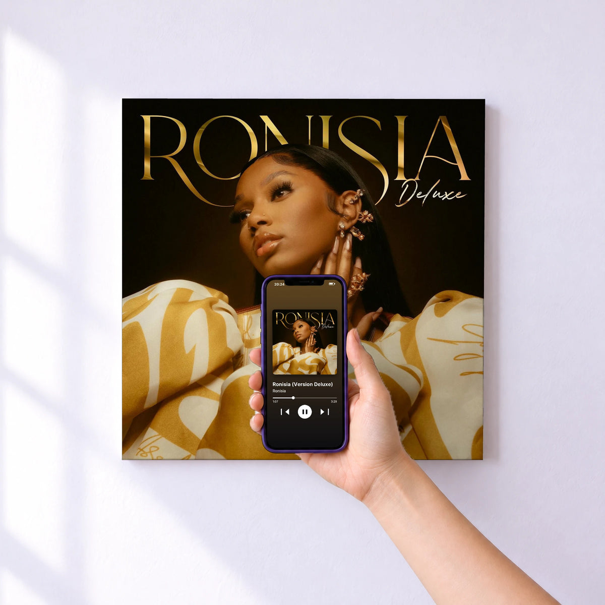 Affiche connectée Ronisia (Version Deluxe) de Ronisia au mur : l'album se lance en approchant le téléphone