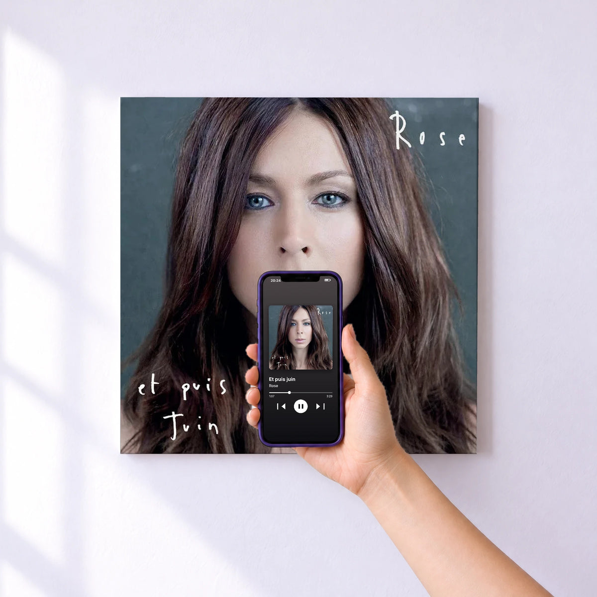 Affiche connectée Et puis juin de Rose au mur : l'album se lance en approchant le téléphone