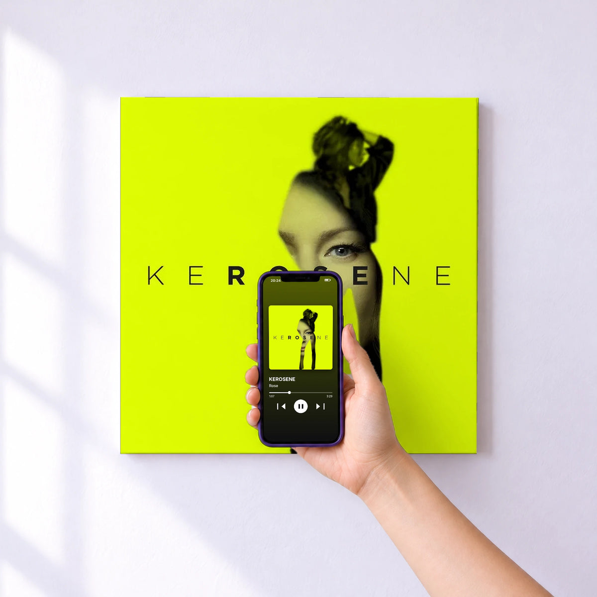 Affiche connectée KEROSENE de Rose au mur : l'album se lance en approchant le téléphone