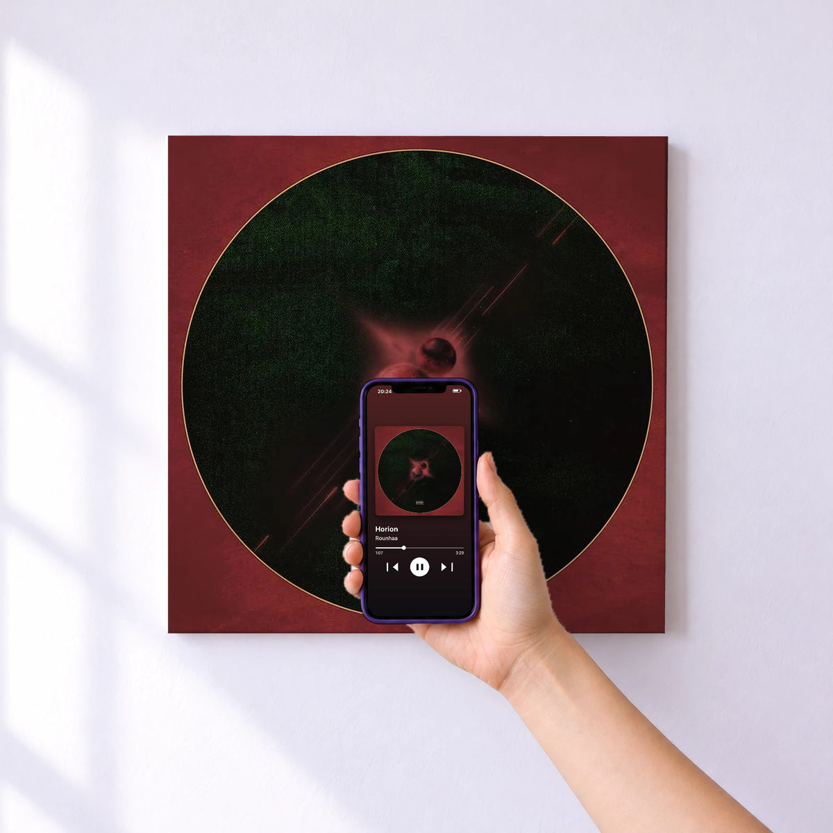 Affiche connectée Horion de Rounhaa au mur : l'album se lance en approchant le téléphone