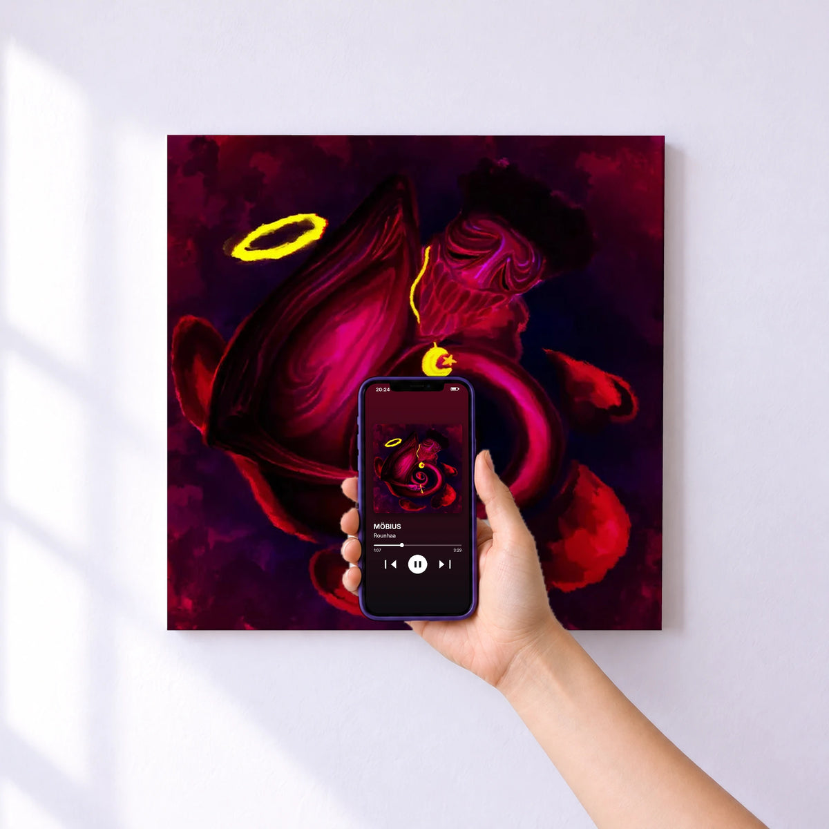 Affiche connectée MÖBIUS de Rounhaa au mur : l'album se lance en approchant le téléphone