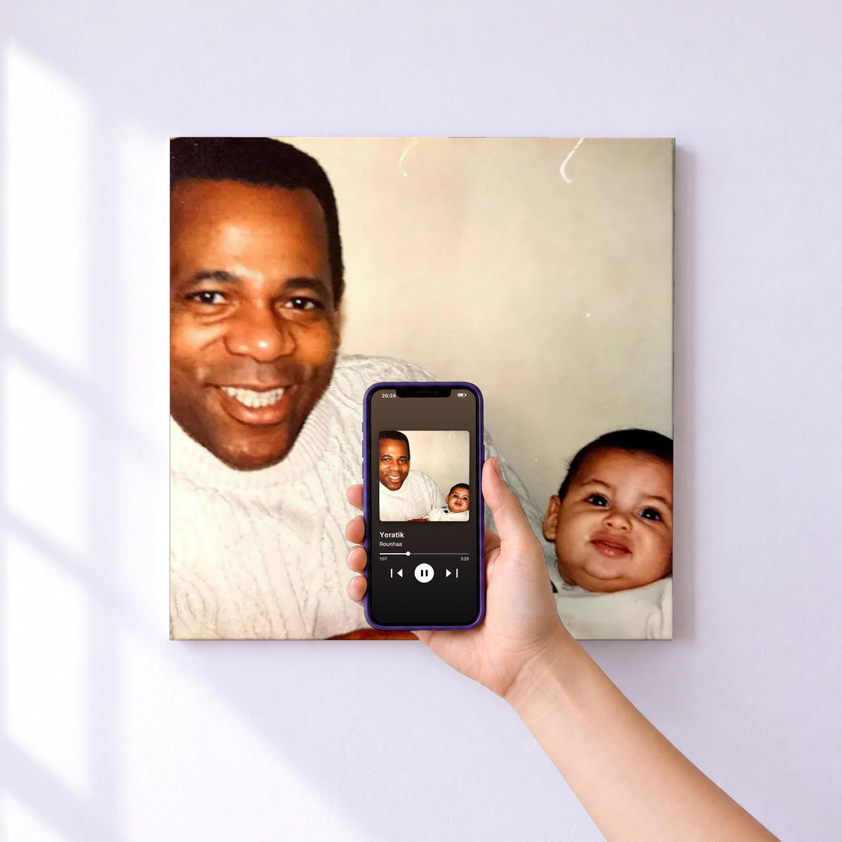 Affiche connectée Yeratik de Rounhaa au mur : l'album se lance en approchant le téléphone