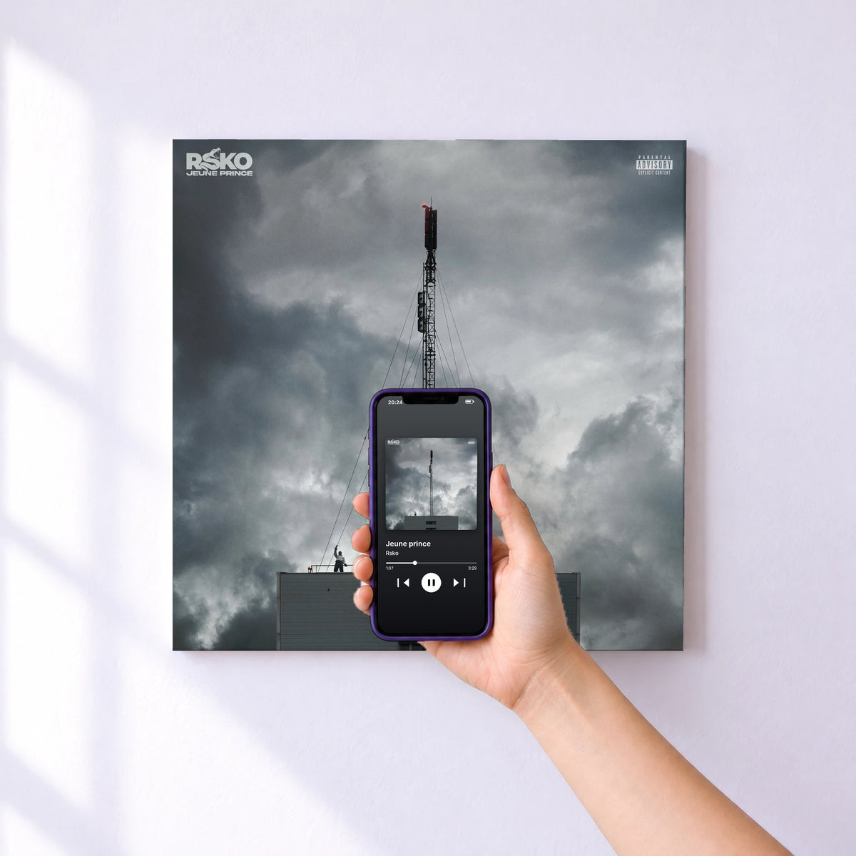 Affiche connectée Jeune prince de Rsko au mur : l'album se lance en approchant le téléphone