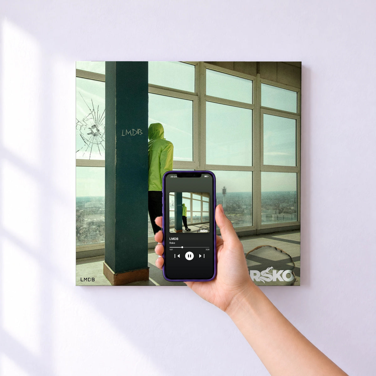 Affiche connectée LMDB de Rsko au mur : l'album se lance en approchant le téléphone