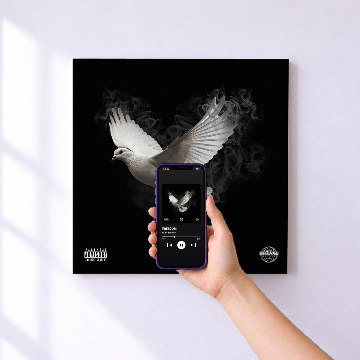Affiche connectée FREEDOM de Russ Millions au mur : l'album se lance en approchant le téléphone